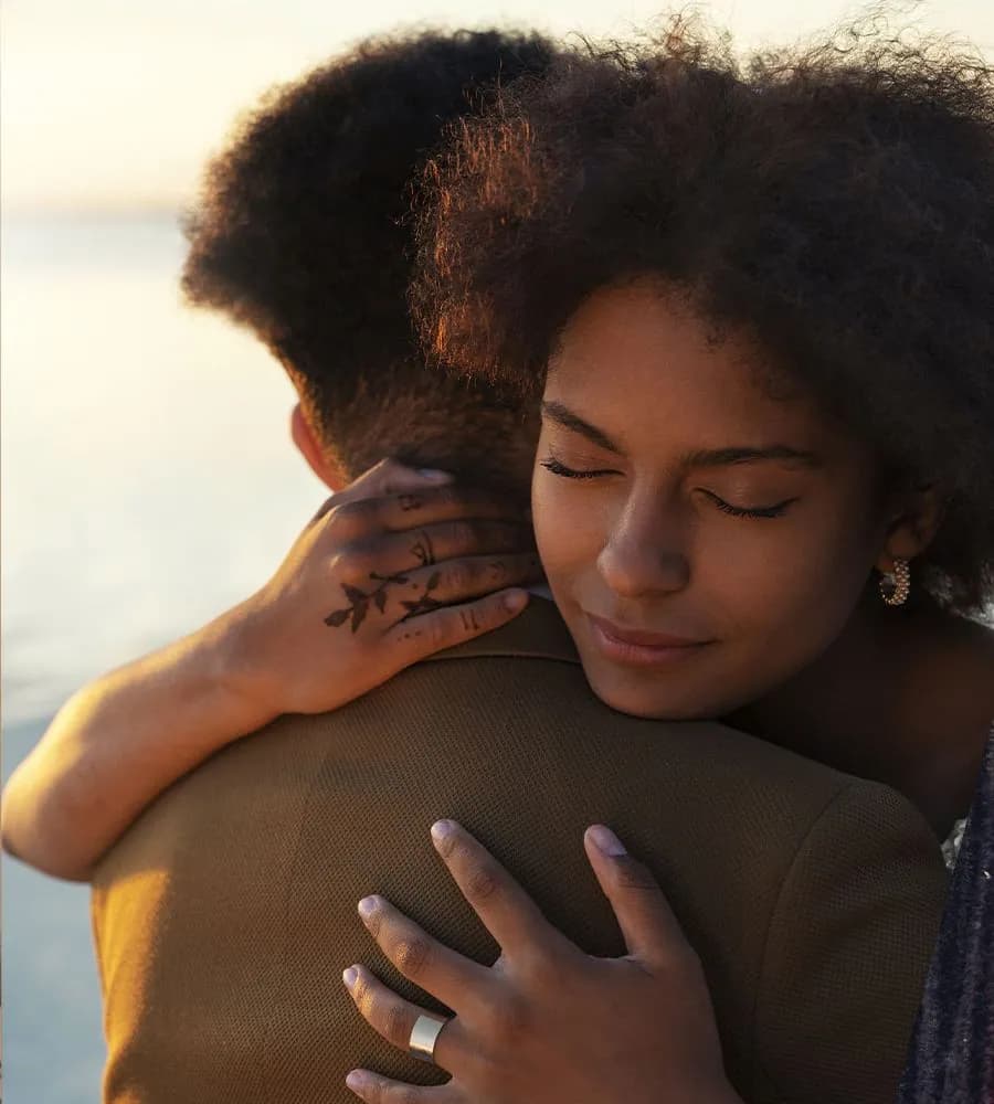 Un couple qui s'enlace au coucher du soleil
