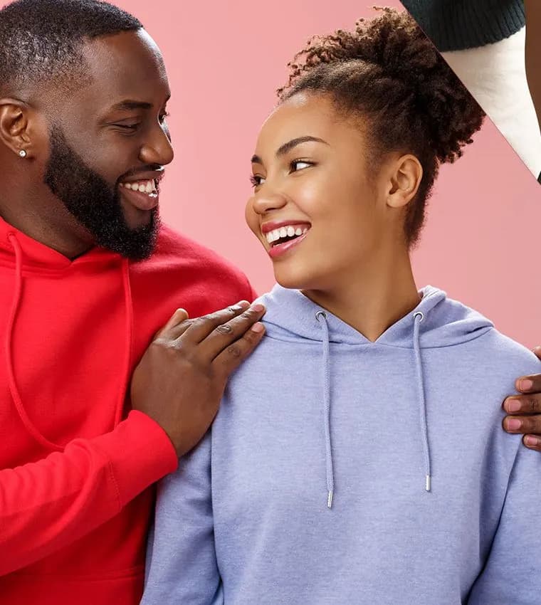 Un couple qui se sourit, complices