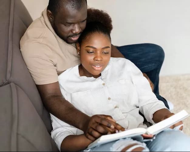 Un couple assis lisant ensemble un document